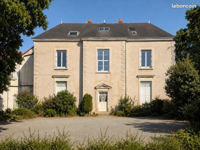 Appartement T3 de caractère remis à neuf avec garage dans un hôtel particulier du XIXᵉ siècle