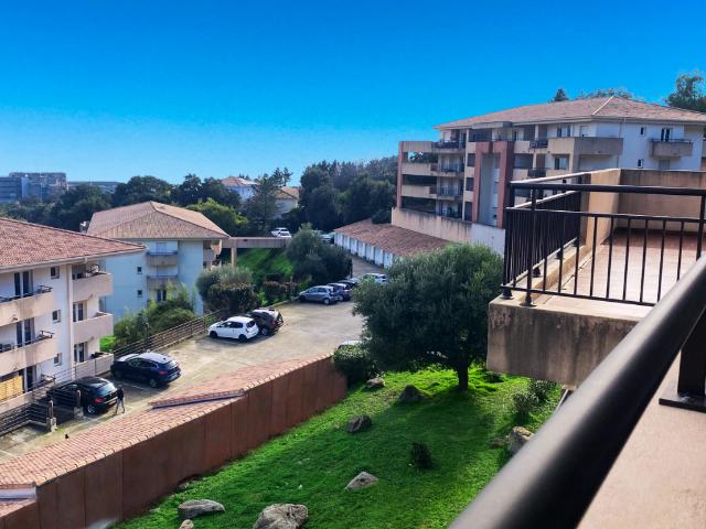 APPARTEMENT T3 DERNIER ETAGE AVEC PARKING GRANDE TERRASSE ET VUE MER