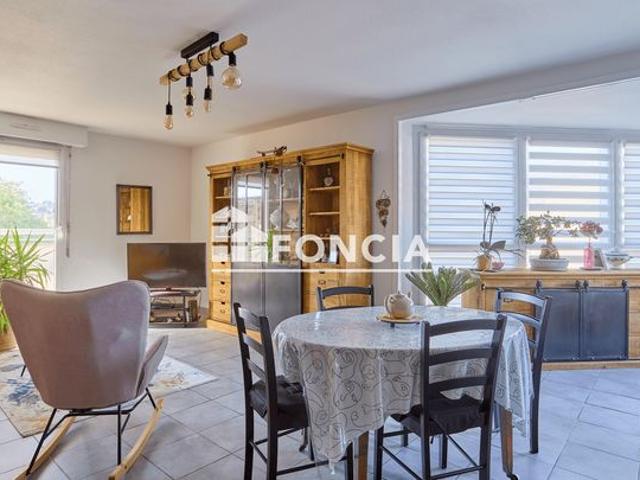 Appartement T3 duplex joliment rénové – Centre ville Idéalement situé en plein centre ville, ce superbe appartement T3 en duplex a été entièrement