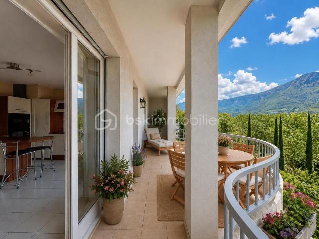 Appartement T3 en dernier étage avec terrasse et vues montagnes
