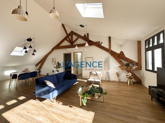 Appartement T3 en dernier étage de 90 m2 habitables en plein coeur des commerces