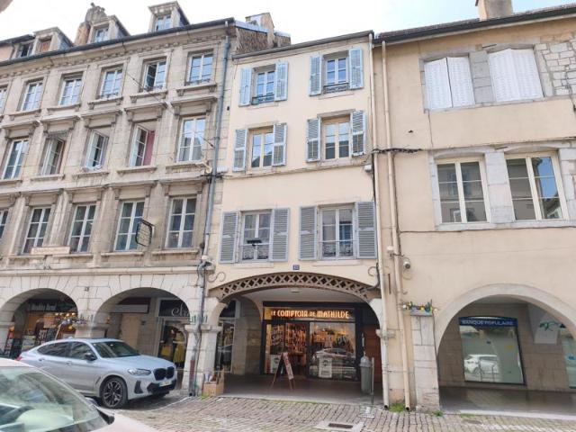 Appartement T3 entièrement rénové – Hyper centre Lons le Saunier – pièce de vie de 40 m²