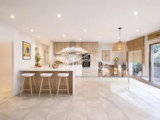 Appartement T3 / Local commercial 64 m2 Accès direct plage La Londe les Maures