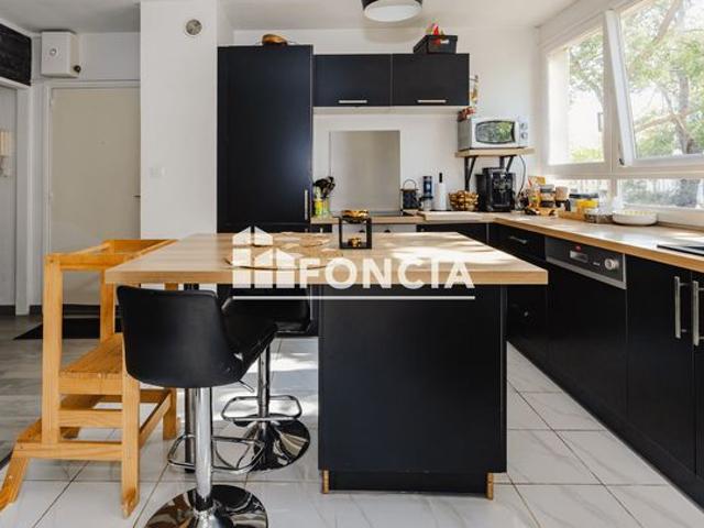 Appartement T3 lumineux exposé OUEST 76m2 Calme au pied du METRO