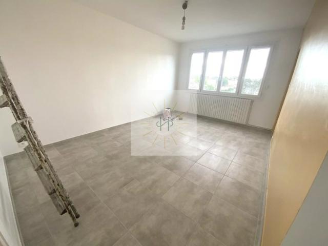 Appartement T3 avec stationnement et cave, vue sur le château