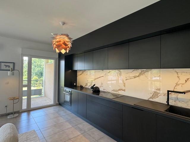 Appartement T3 meublé haut de gamme — Terrasse de 20 m², 3 parkings, à 10 min de Genève