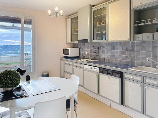 Appartement T3 meublé lumineux avec loggia, dernier étage, quartier Ouest