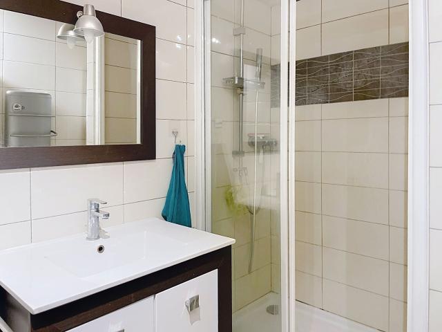 Appartement T3 meublé lumineux avec loggia, dernier étage, quartier Ouest