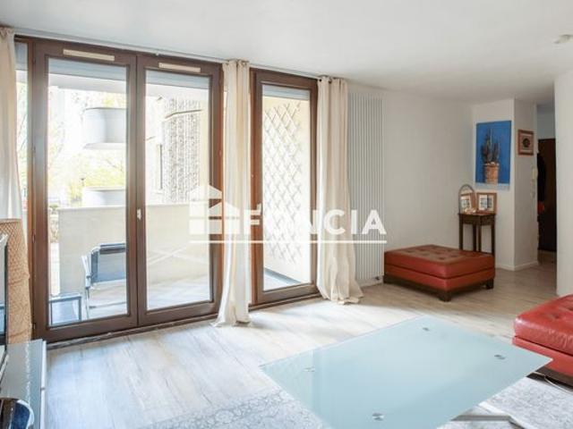 Appartement t3 proche des commerces avec balcon et place de parking