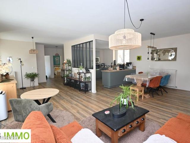 Appartement T3 rénové | 96 m² traversant| Terrasse et jardin / Deux garages doubles