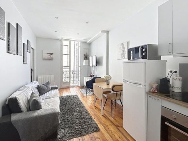Appartement T3 rénové de 40m2 avec vue sur les toits de Bordea
