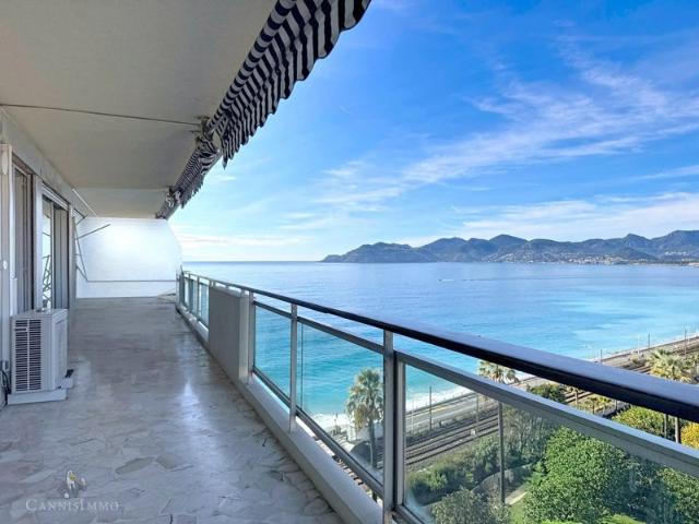 CANNES T3 RENOVE FRONT DE MER TERRASSE 24m2 ! ACCES PRIVE PLAGES