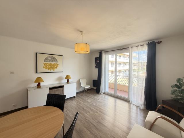 Appartement T3 rénové proche du centre ville de SANARY