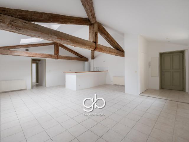 APPARTEMENT T3 SOUS LES TOITS DANS UN HÔTEL PARTICULIER AU CŒUR DU CENTRE HISTORIQUE DE BÉZIERS