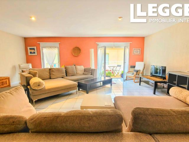 Appartement T3 spacieux 120m2 avec vue sur le port depuis le balcon, emplacement central