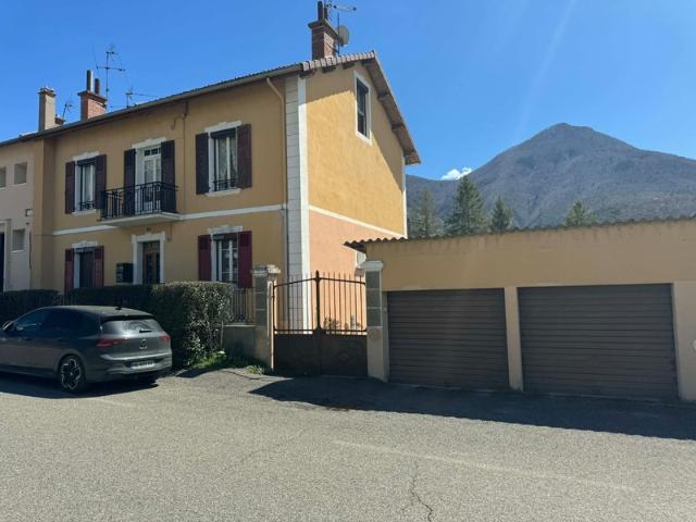 Appartement T3 + studio, garages et jardin constructible – Une belle opportunité !