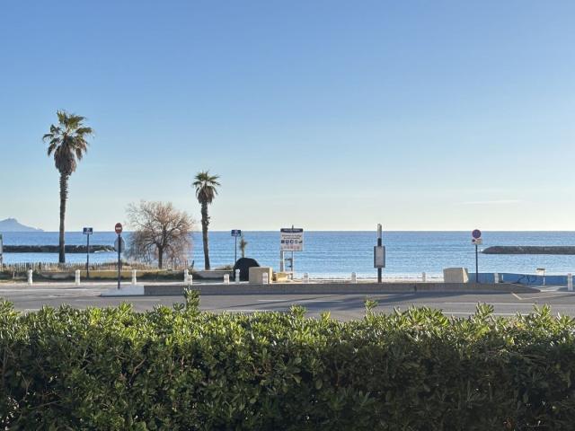Appartement vue mer avec grande terrasse, parking et cave