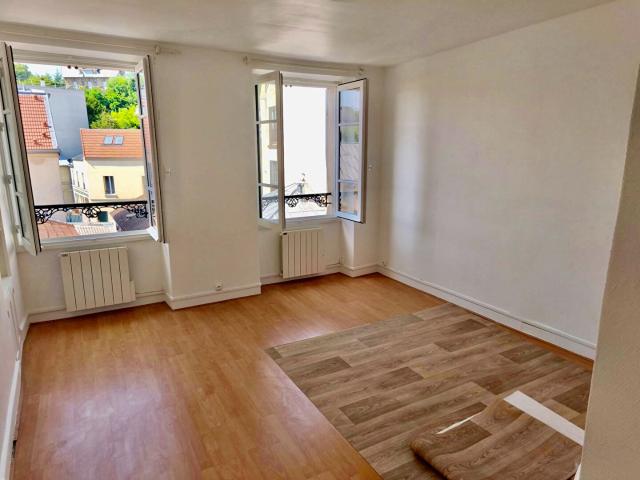 Appartement T1 à louer à Versailles Montreuil, 3ème étage, bon état, Versailles