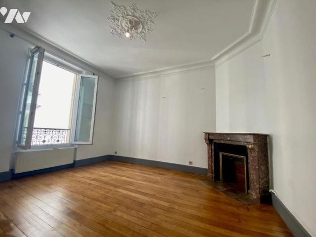 Appartement T2 38 M², Face métro ANVERS, avec entrée sécurisée et cour intérieure