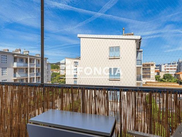Appartement T2 traversant balcon ascenseur proche commerces et transports