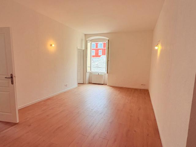 Appartement T2 à louer au 4ème étage à Bastia Centre ville Cardo