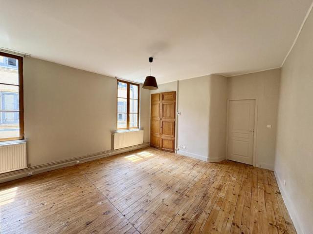 APPARTEMENT T2 A LOUER A ROANNE PLACE DU MARCHE