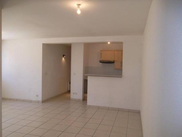 APPARTEMENT T2 A LOUER A RIORGES CANAUX