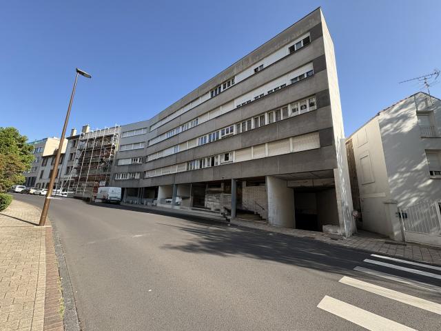 APPARTEMENT T2 / ASCENSEUR / CAVE / PARKING PRIVATIF COUVERT / CHAMALIÈRES / CENTRE VILLE / MAIRIE