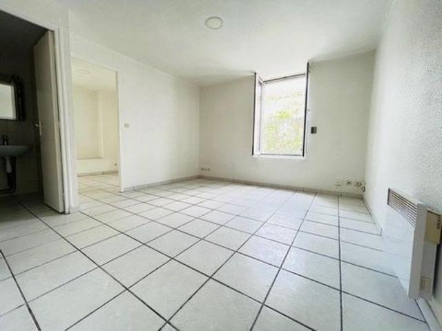 Appartement T2 au 1er étage 3 fenêtres