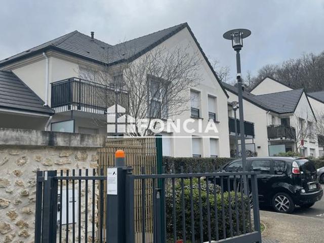 Appartement t2 avec balcon et place de parking, vendu loué élancourt village