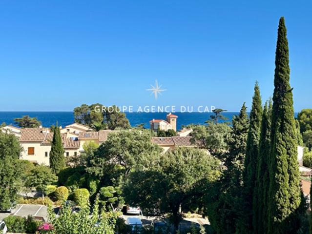 APPARTEMENT T2 AVEC GARAGE A PIED DES COMMERCES ET DES PLAGES DE SAINT AYGULF