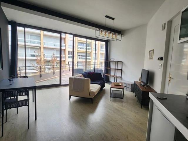 Appartement T2 avec grande terrasse en location meublé place Occitane