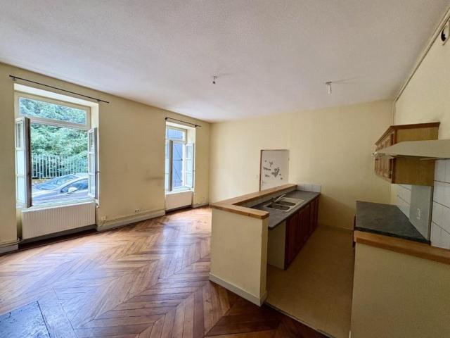 APPARTEMENT T2 BIS A LOUER A AMPLEPUIS