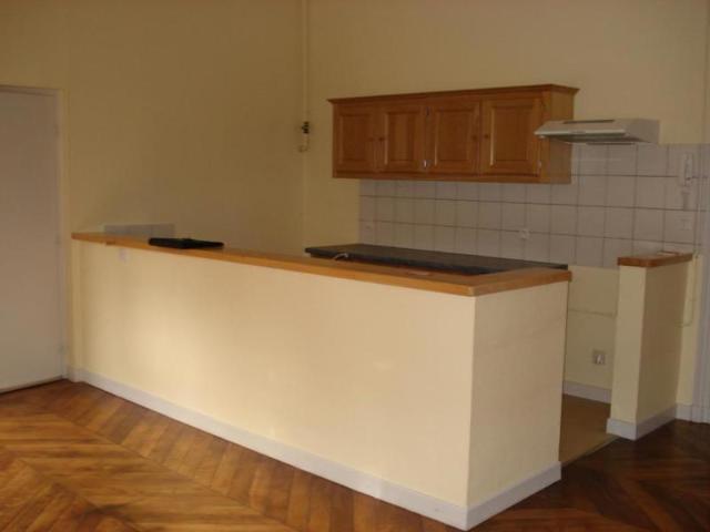 APPARTEMENT T2 BIS A LOUER A AMPLEPUIS