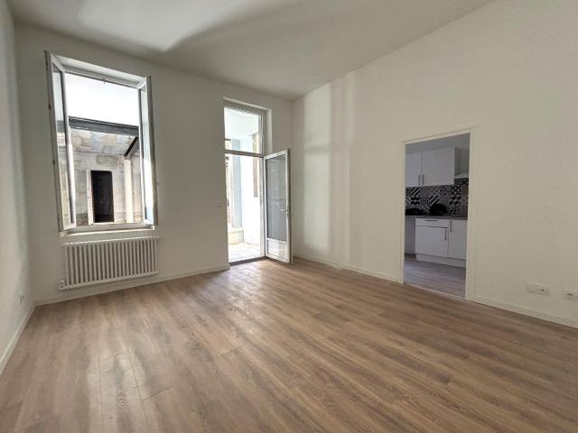 Appartement T2 + cour + dépendance