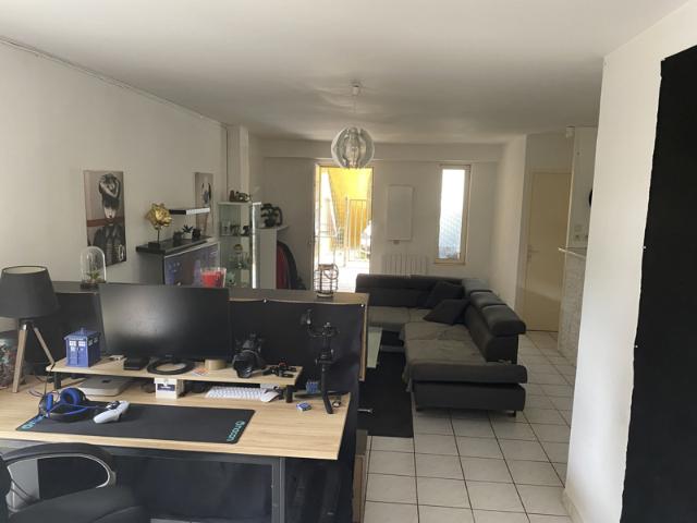 Appartement T2 + cour et places de parking