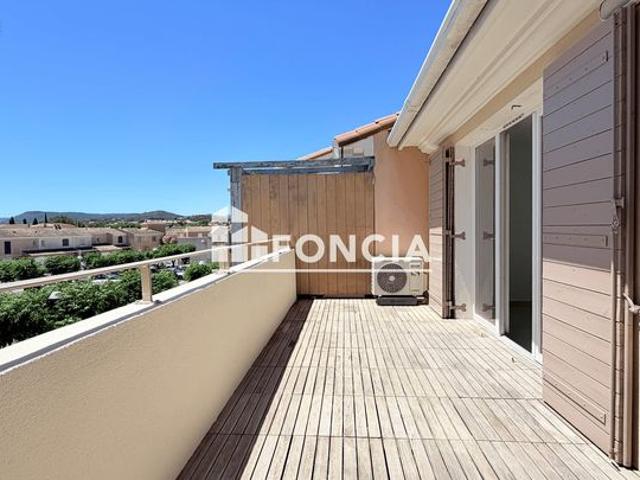 Appartement t2 dernier etage avec ascenseur stationnement privatif residence recente et securisee proche centre ville cogolin