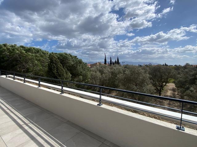 Appartement T2 haut de gamme, terrasse et parkings, entre Cabestany et Canet