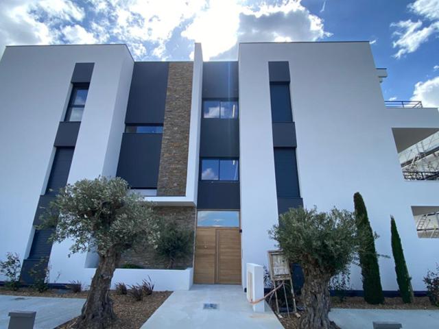 Appartement T2 haut de gamme, terrasse et parkings, entre C