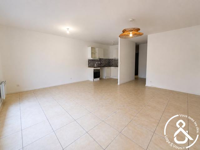 Appartement T2 rénové, avec parking, extérieur & box