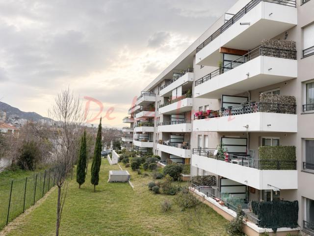Appartement T2 récent avec grande terrasse et stationnement privatif