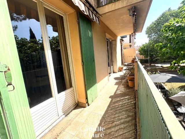 Appartement T3/4 surface: 83 m2 avec terrasse et place priv