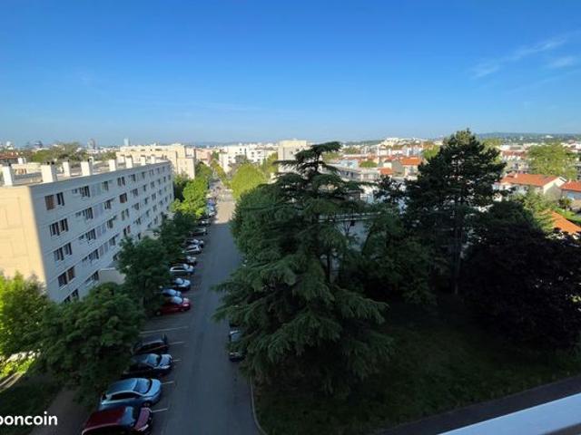 Appartement T4 76 m² traversant – 6e étage, balcon et belle vue dégagée sans vis à vis