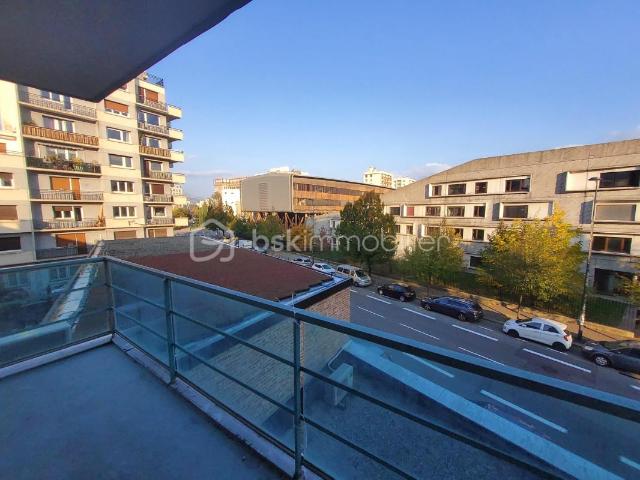 Appartement T4 traversant avec 2 balcons – 100 m² – Grenoble Quartier des Eaux Claires
