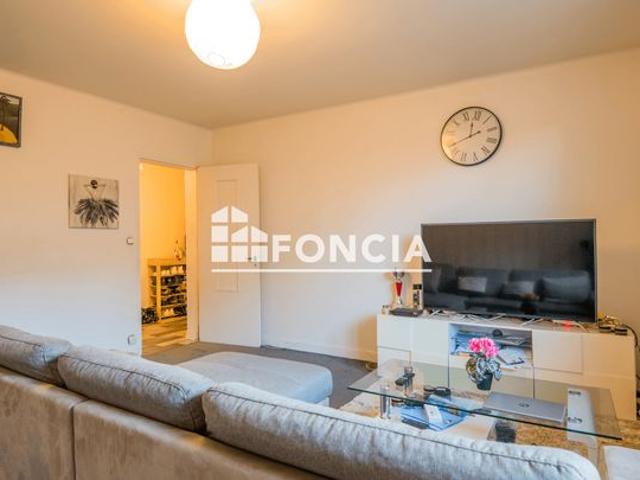 Appartement T4, traversant avec stationnement et cave