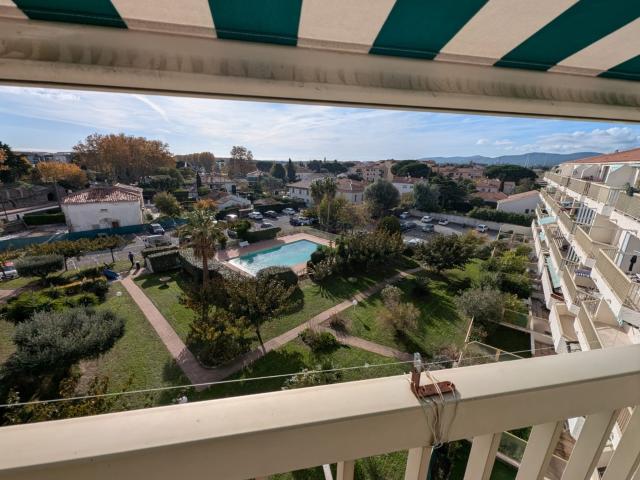Appartement T4 traversant dernier étage, garage, parking pri. 91m² Fréjus