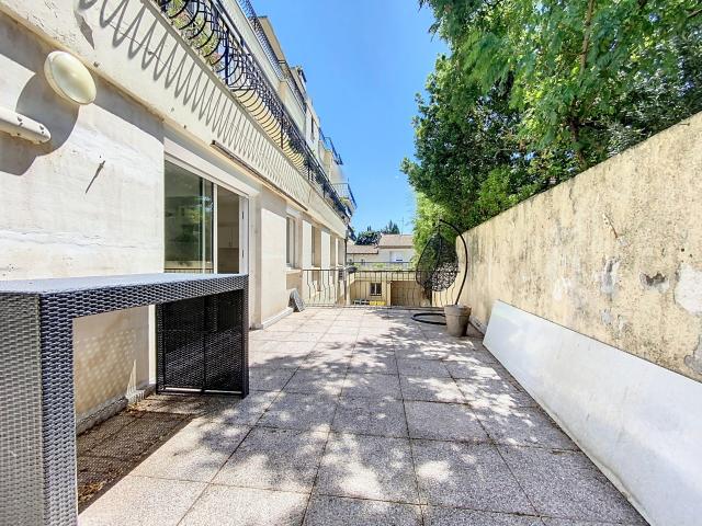 Appartement T4 à louer Avignon 99,60 m2 avec terrasse 27 m2, cave et chauffage inclus