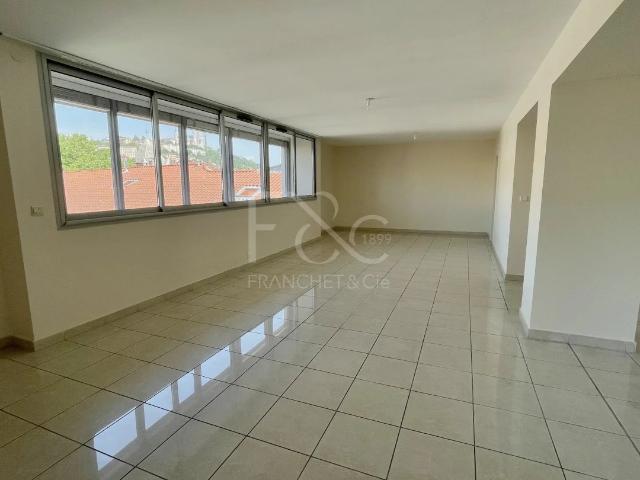 APPARTEMENT T4 A LOUER LYON 2EME ARRONDISSEMENT Ainay 164.27 m2 2 389 € charges comprises par mois