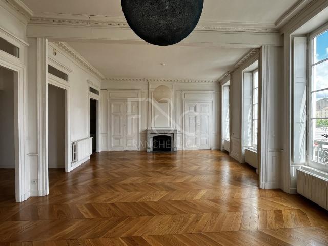 APPARTEMENT T4 A LOUER LYON 5EME ARRONDISSEMENT 159.75 m2 2 296 € charges comprises par mois