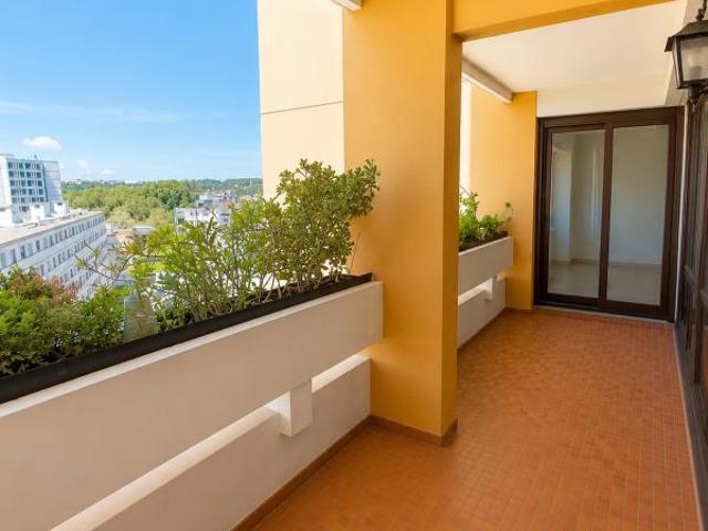 Appartement T4 avec balcons, garage double et cave Chauffa